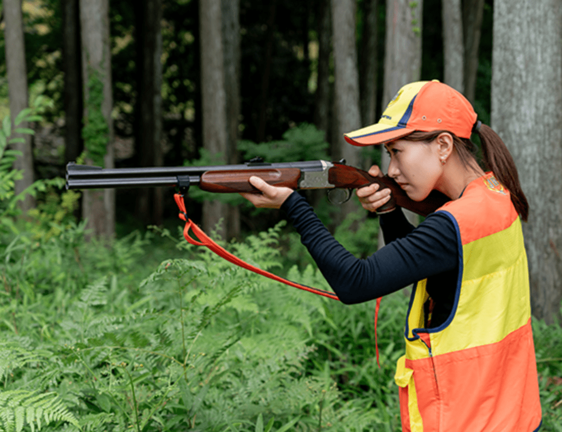 猟銃を構える女性