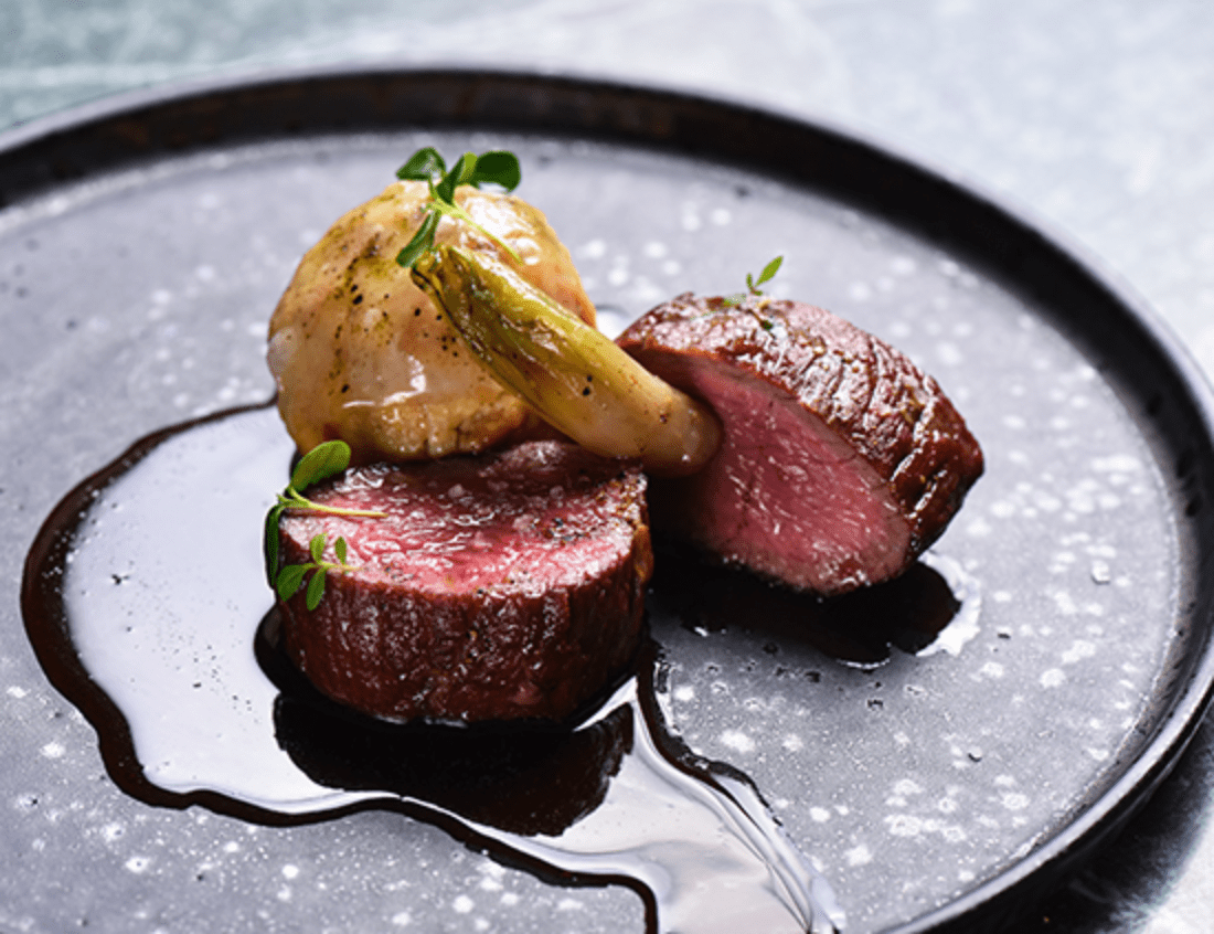 お皿に盛られたジューシーなお肉
